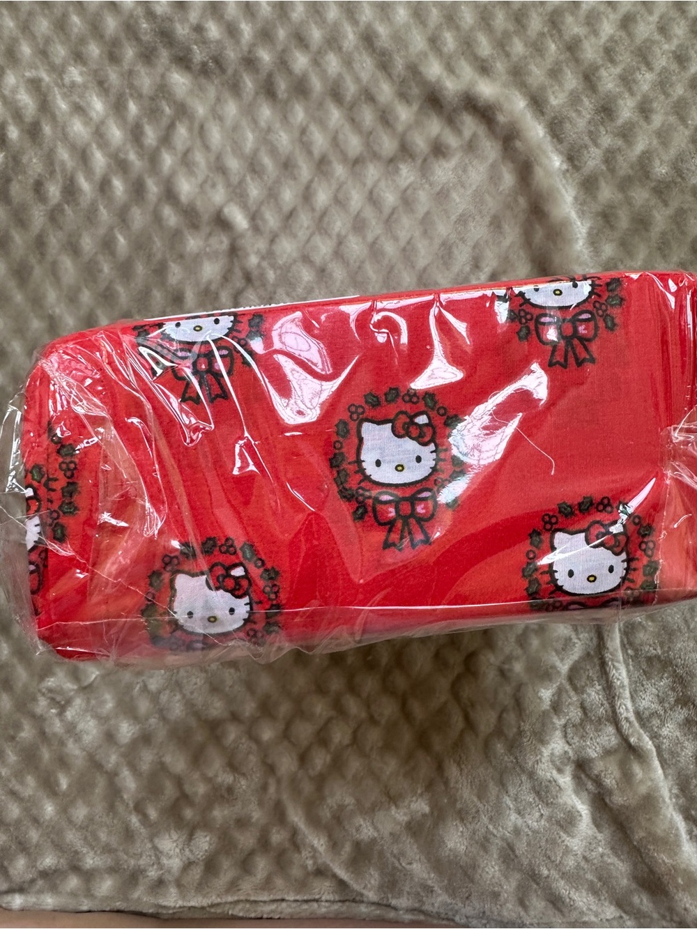 Hello Kitty Red Holiday Queen Sheet Set - Picture 3 of 3
